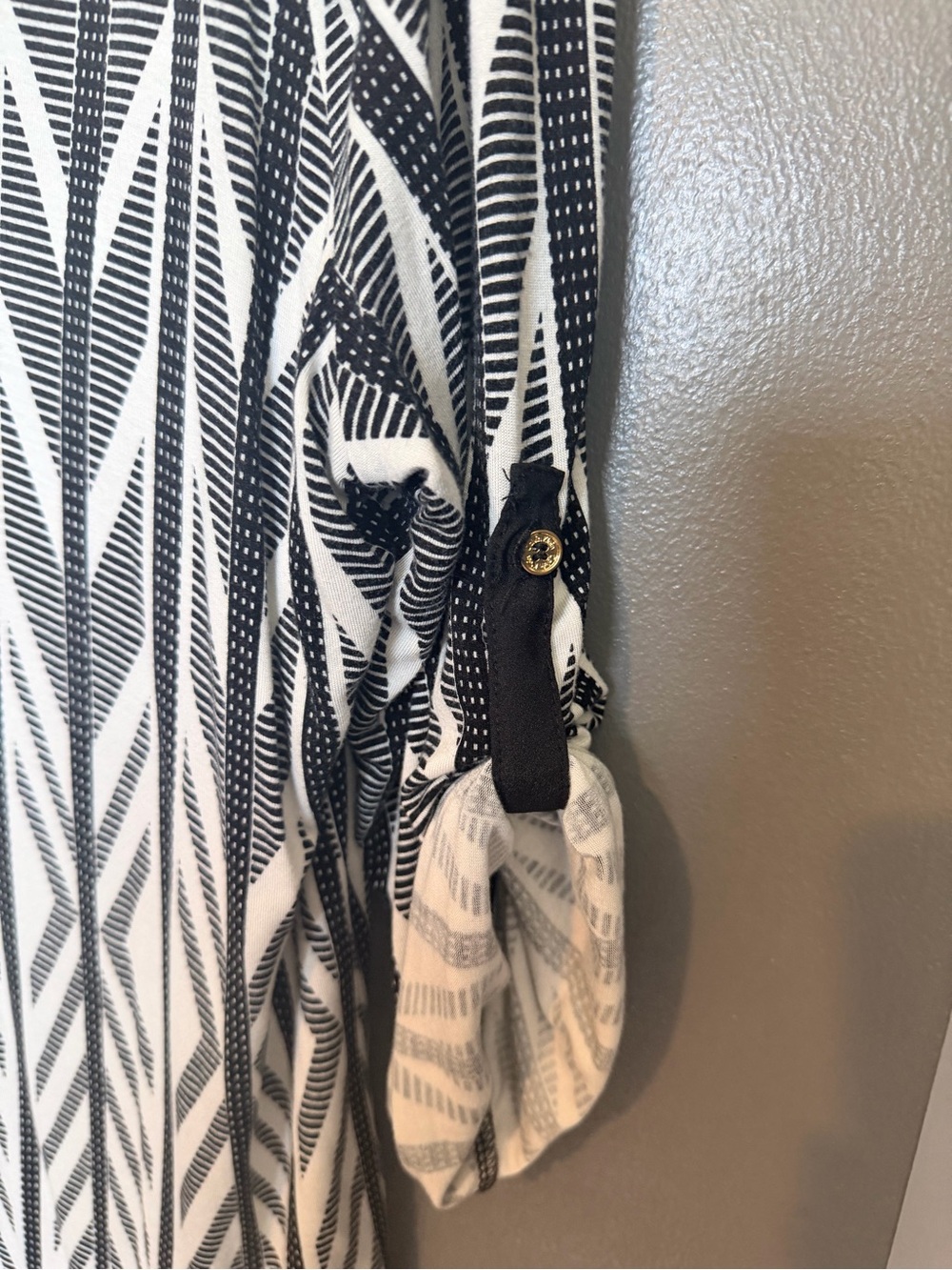 Calvin Klein Black & White Geometric V-Neck Women's Top XL                 -B - Picture 4 of 5